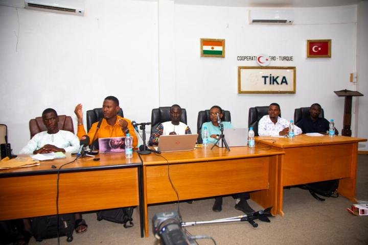 Table des responsables du collectif devant le drapeau du Niger