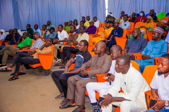 Participants attentifs pendant les échanges